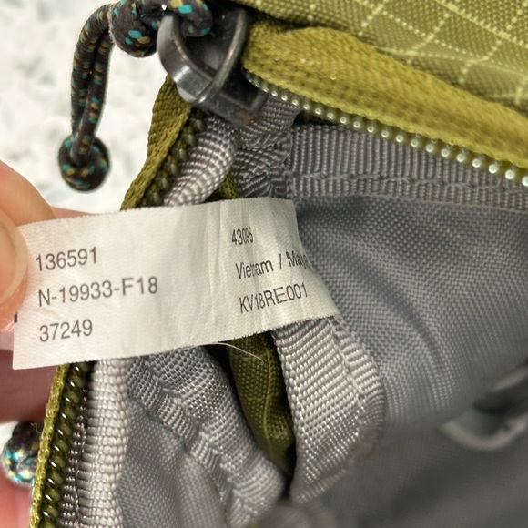 REI Trail 2 Waistpack Fanny Pack in Green - Picture 6 of 6